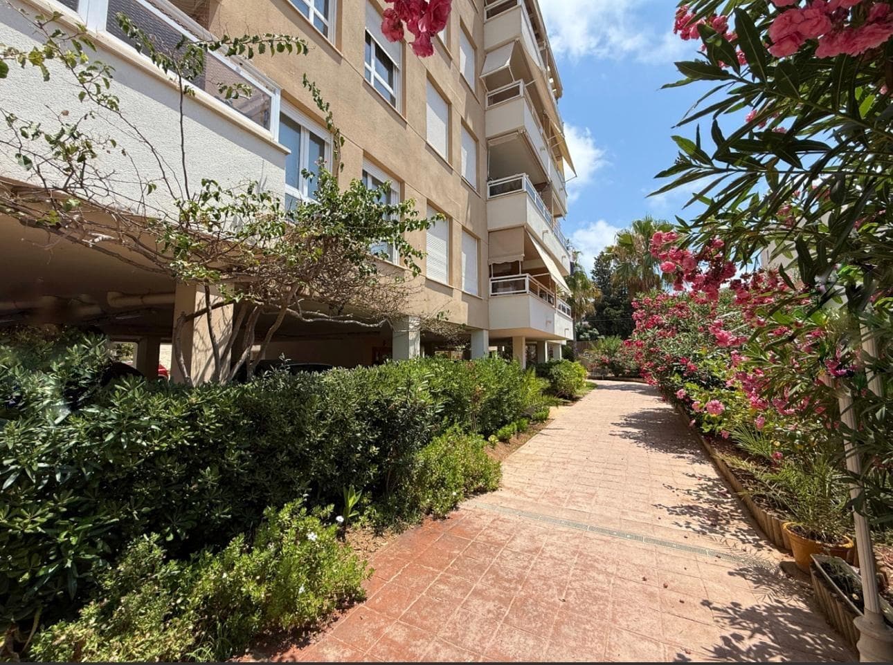 Amplio piso de 3 dormitorios con terraza y garaje en Talamanca