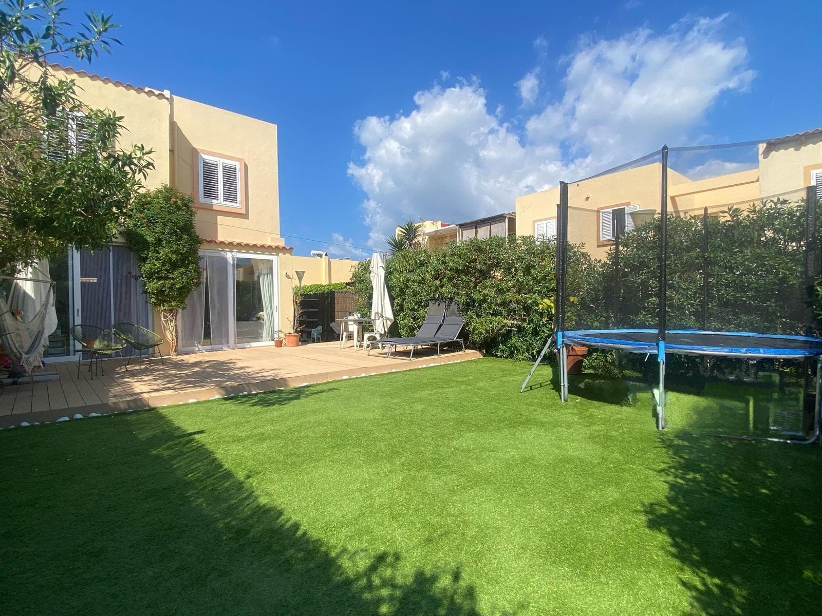 Exclusivo chalet pareado reformado con gran jardín privado y parking en Cala de Bou