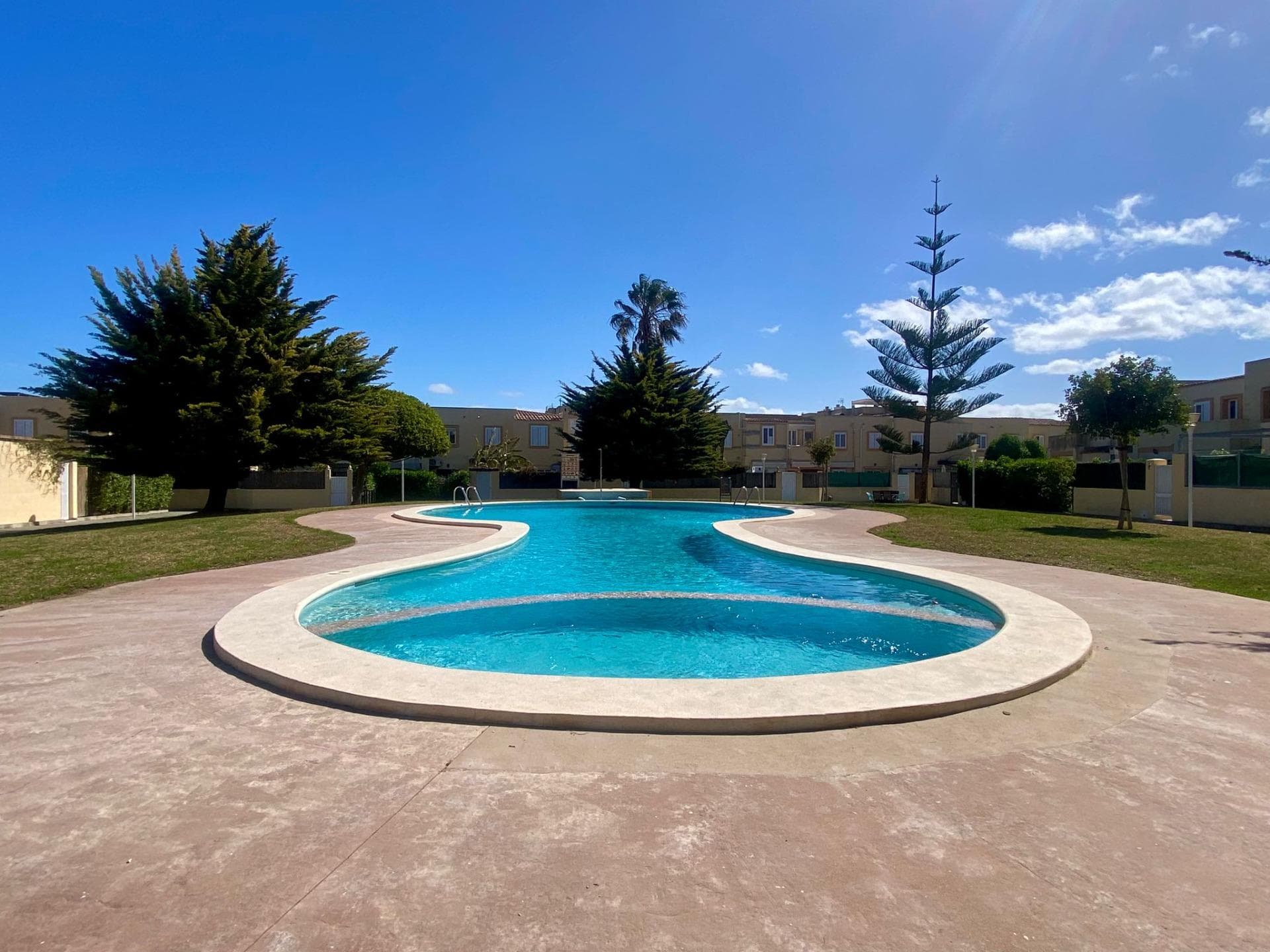 Exclusivo chalet pareado reformado con gran jardín privado y parking en Cala de Bou