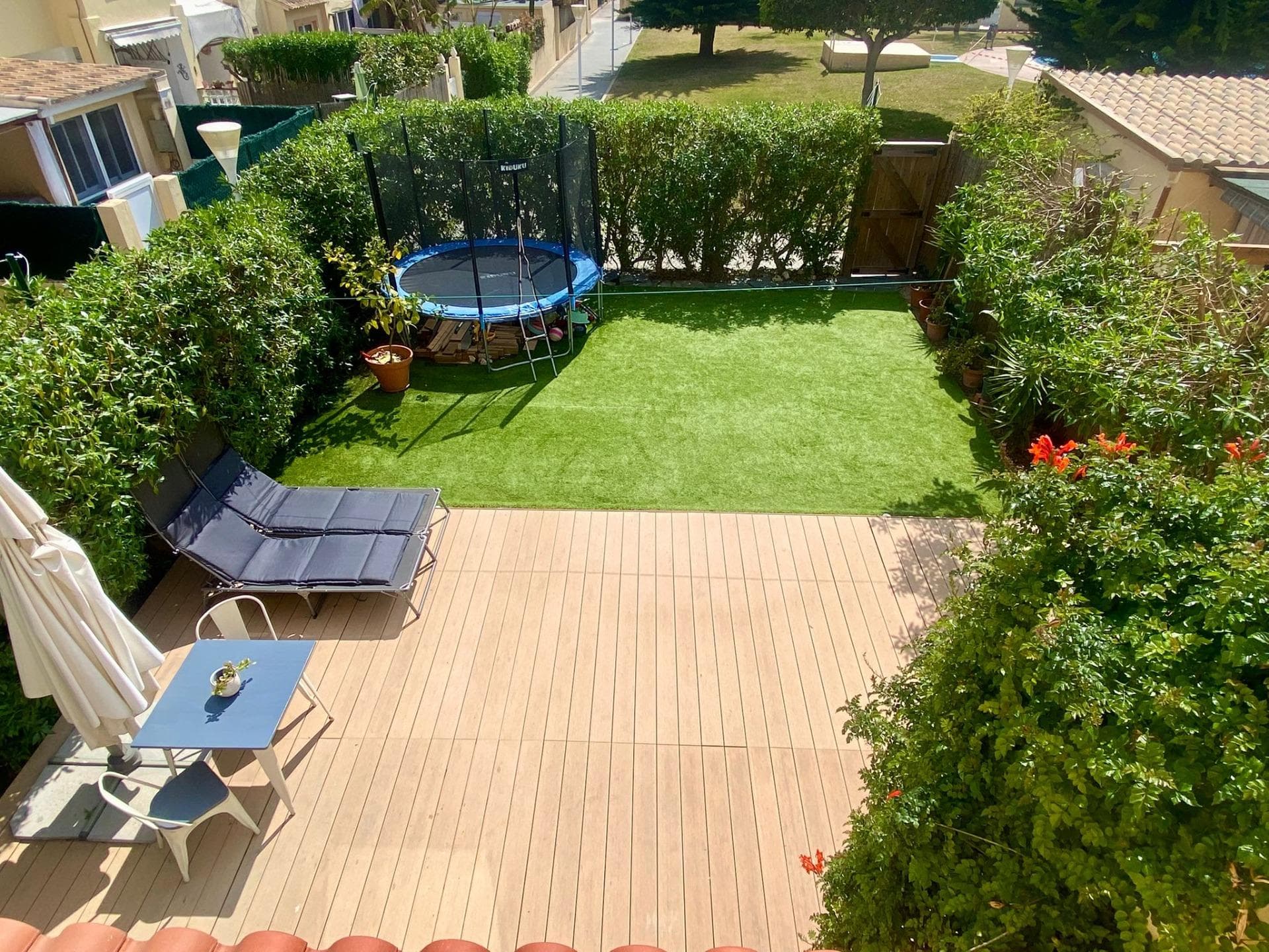 Exclusivo chalet pareado reformado con gran jardín privado y parking en Cala de Bou