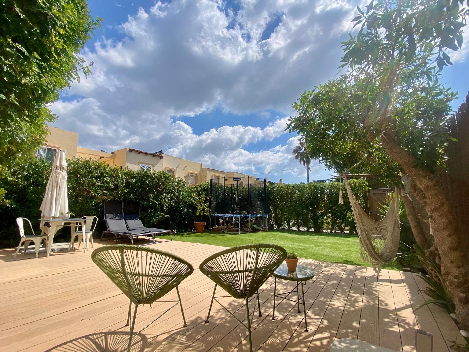 Exclusivo chalet pareado reformado con gran jardín privado y parking en Cala de Bou
