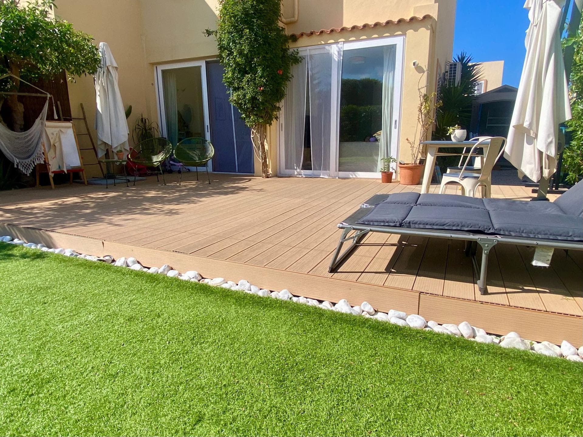 Exclusivo chalet pareado reformado con gran jardín privado y parking en Cala de Bou