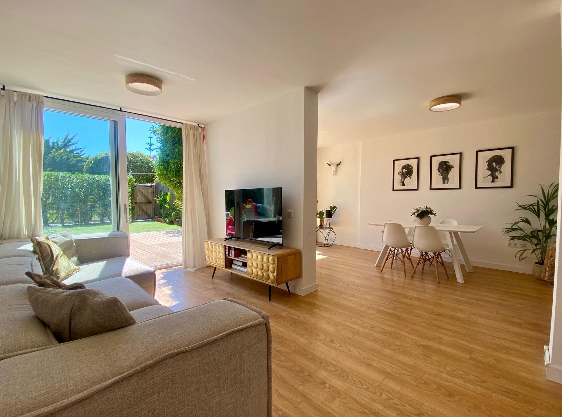 Exclusivo chalet pareado reformado con gran jardín privado y parking en Cala de Bou