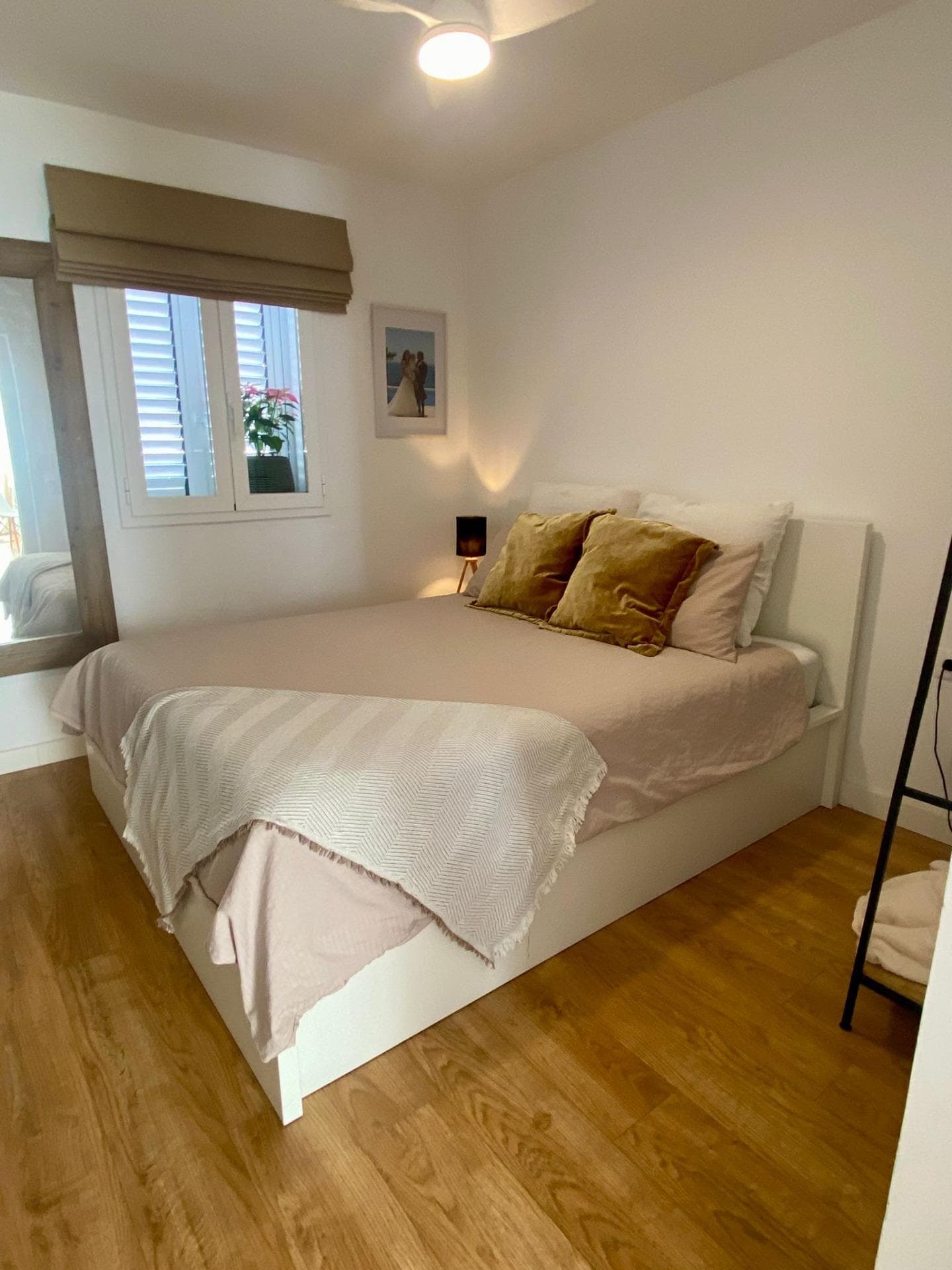 Exclusivo chalet pareado reformado con gran jardín privado y parking en Cala de Bou