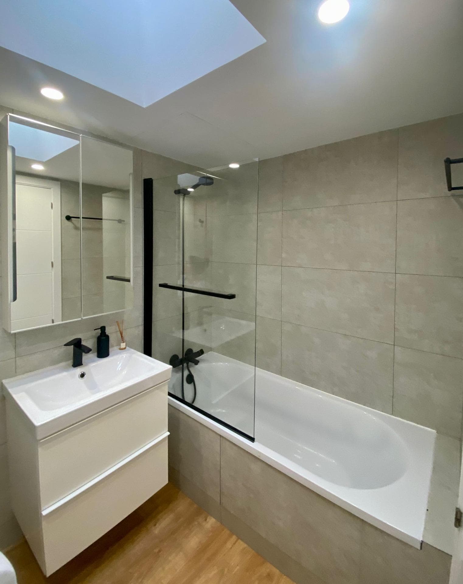 Exclusivo chalet pareado reformado con gran jardín privado y parking en Cala de Bou