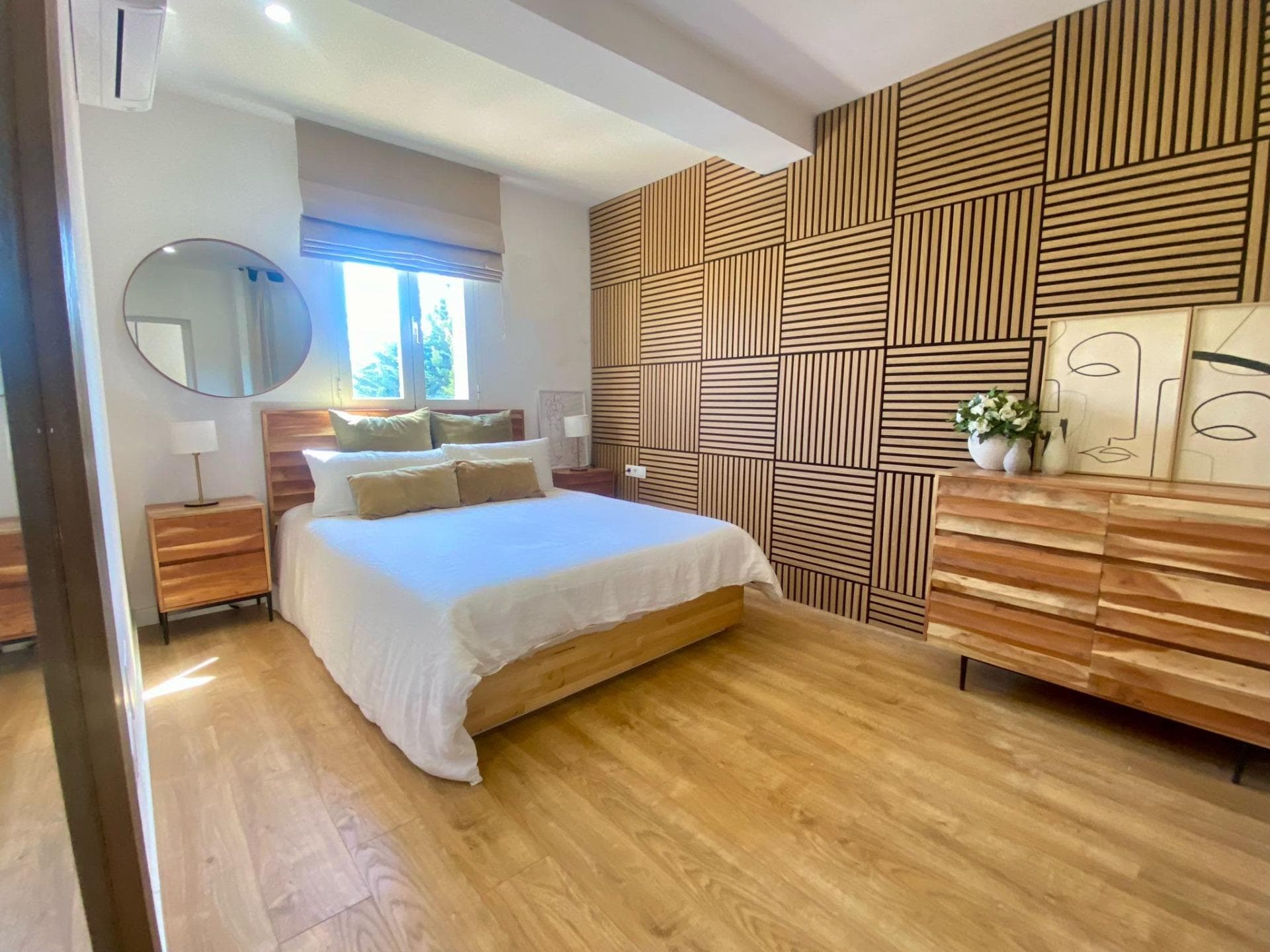 Exclusivo chalet pareado reformado con gran jardín privado y parking en Cala de Bou