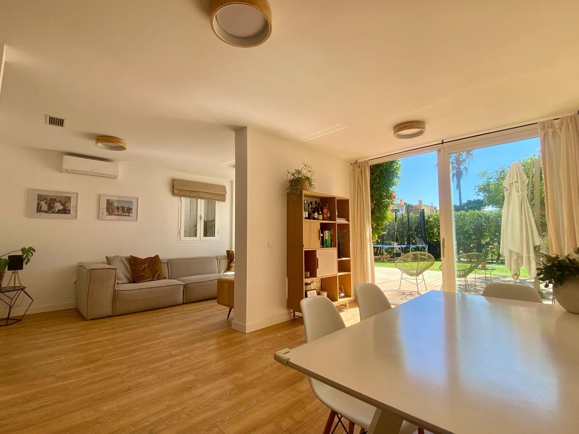 Exclusivo chalet pareado reformado con gran jardín privado y parking en Cala de Bou