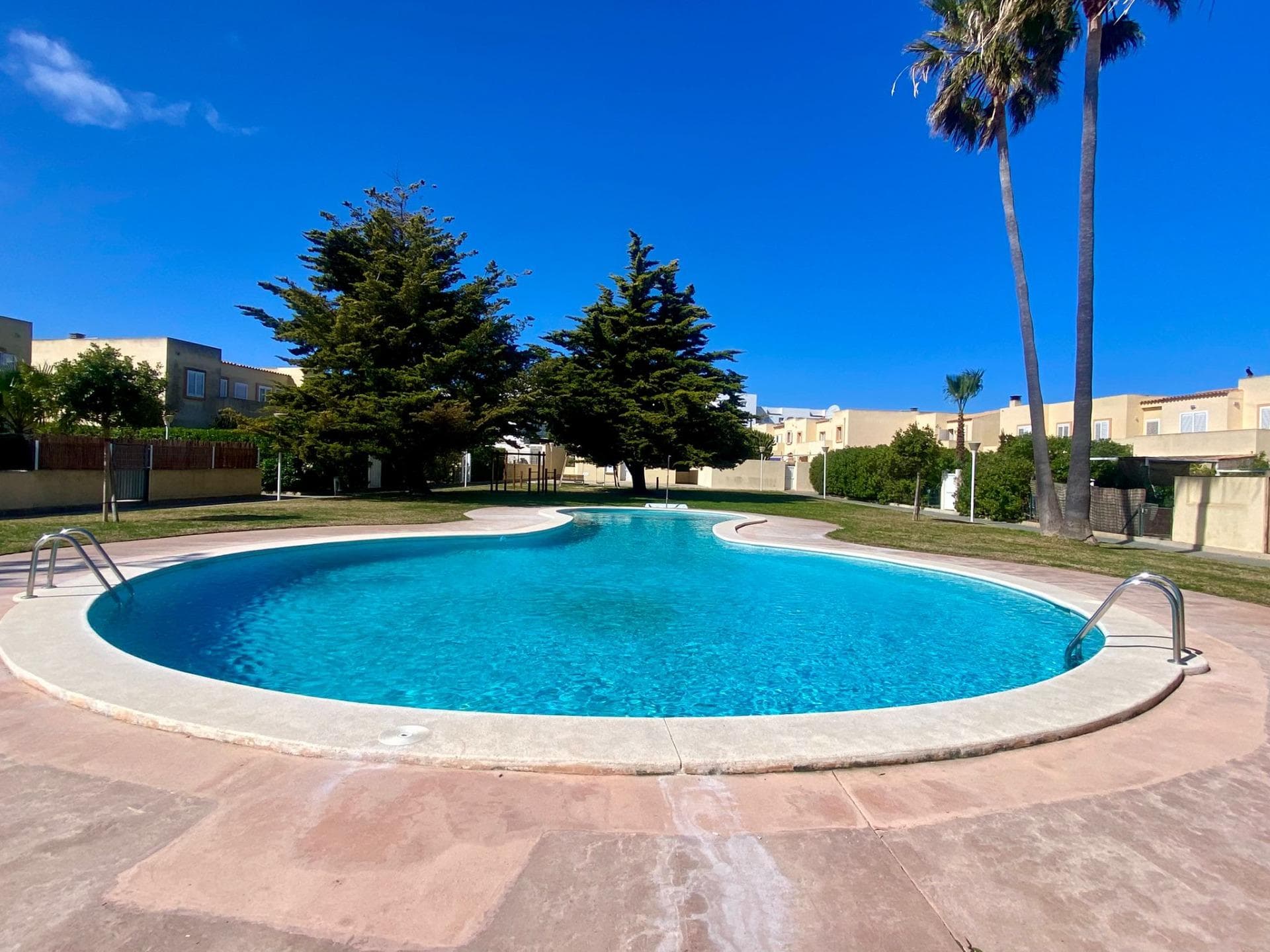 Exclusivo chalet pareado reformado con gran jardín privado y parking en Cala de Bou